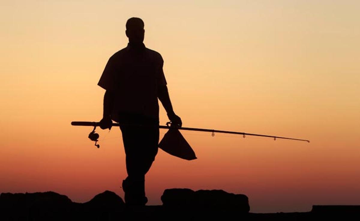 Un pescador recull l’ormeig a la ciutat egípcia d’Alexandria, una de les ciutats del Pròxim Orient més amenaçades per la pujada del nivell dels oceans.