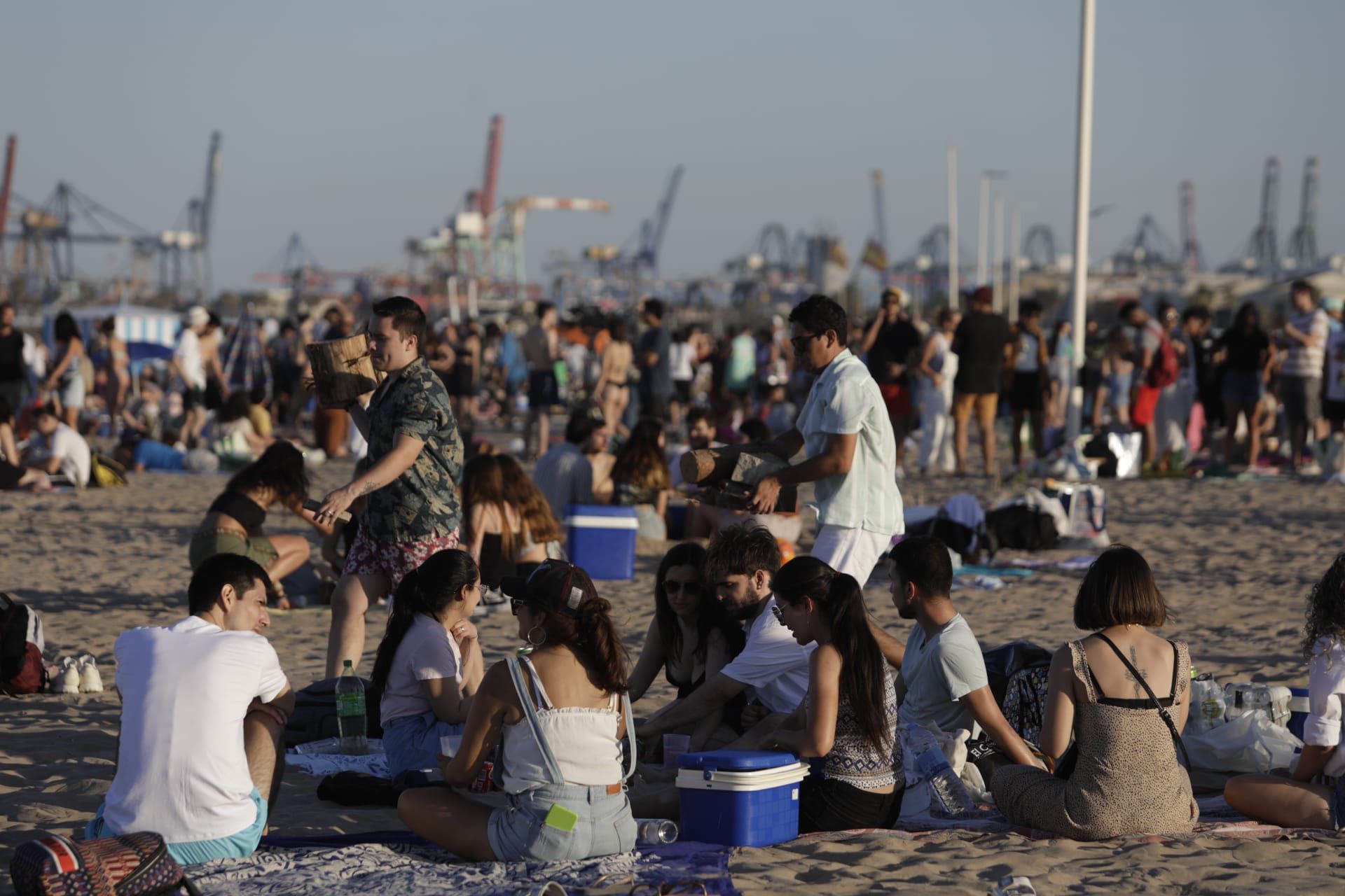 València inunda sus playas en el primer San Juan poscovid