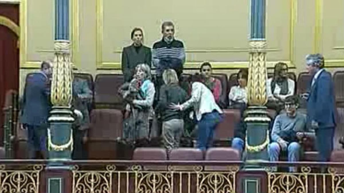 Varios miembros del grupo La Solfónica entonan ’La canción del pueblo’ en el Congreso de los Diputados. 