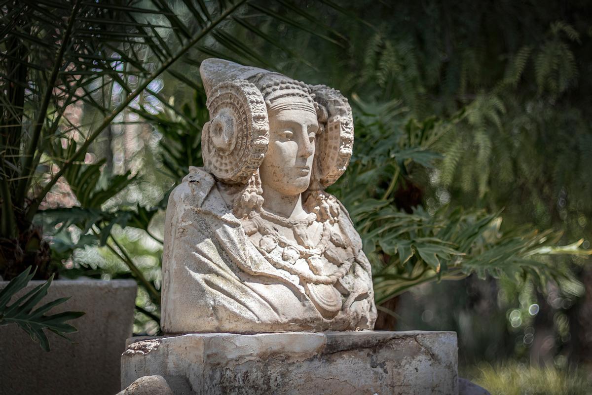 Dama de Elche, emblema del arte ibérico, en un jardín
