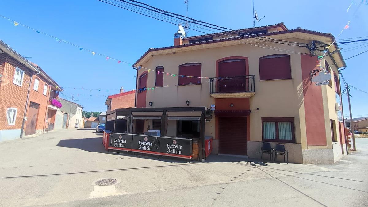 Los banderines festivos ya ondean en las calles de Aguilar de Tera.
