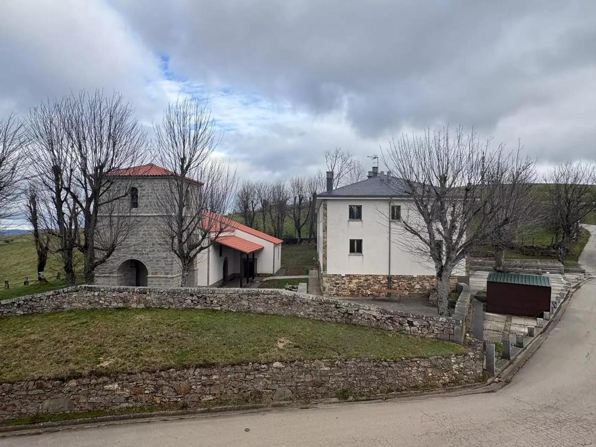 El santuario del Acebo y a la derecha el edificio que alberga el bar-restaurante.