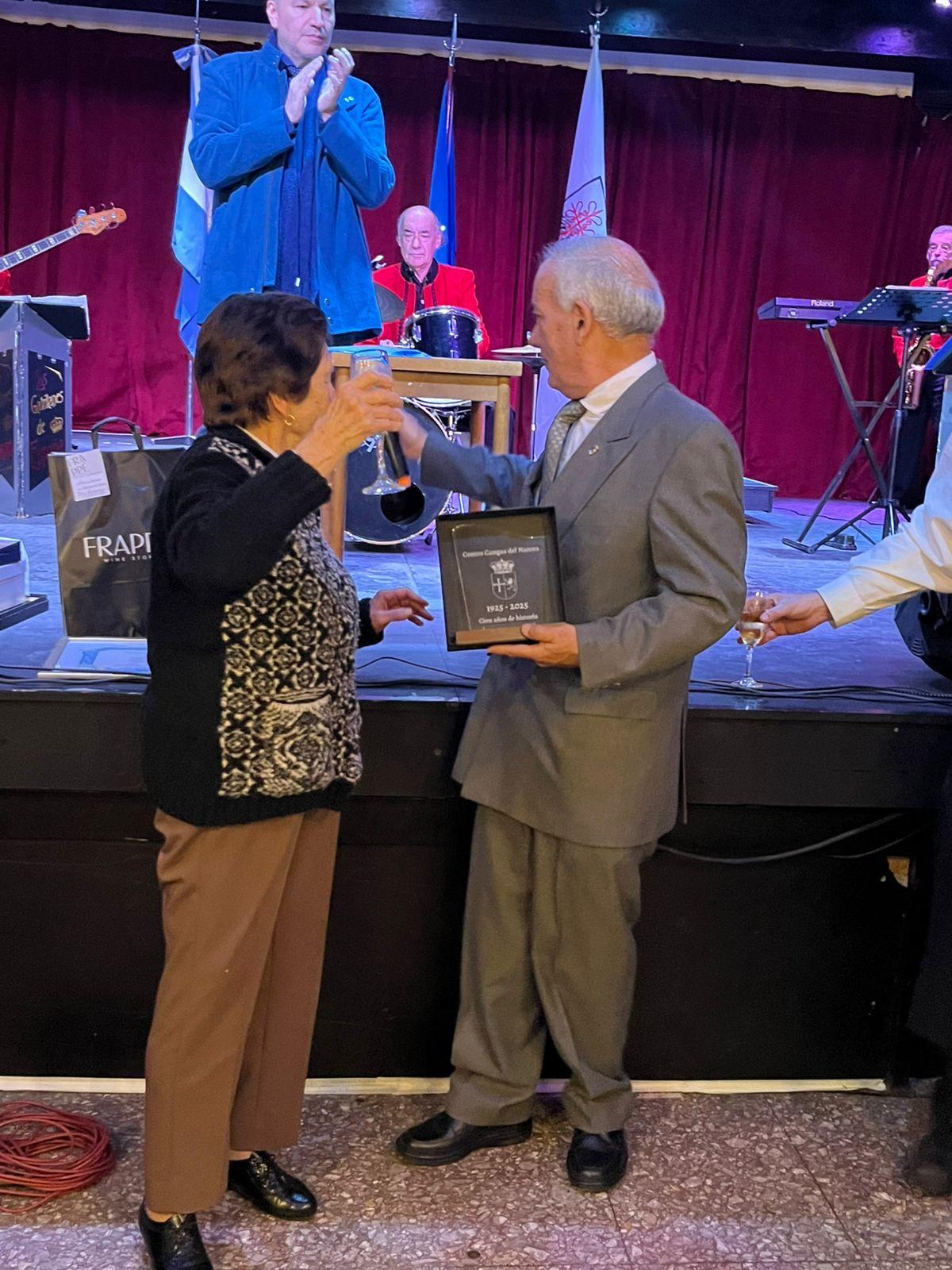 Emilia Martínez, la socia más antigua, recibe su placa