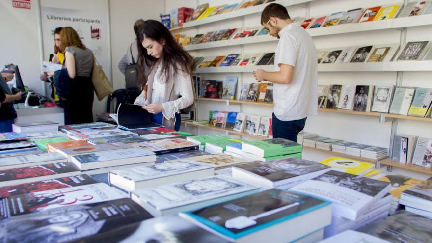 La Plaça del Llibre: 10.000 visitants i tot un èxit