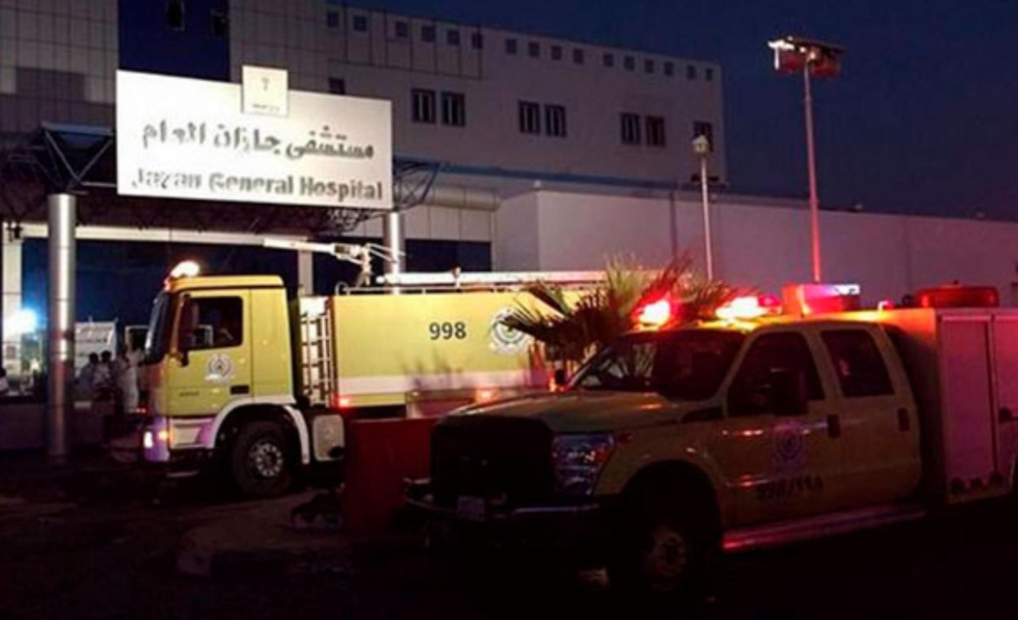 Los equipos de bomberos, ante el hospital de Bagdad.