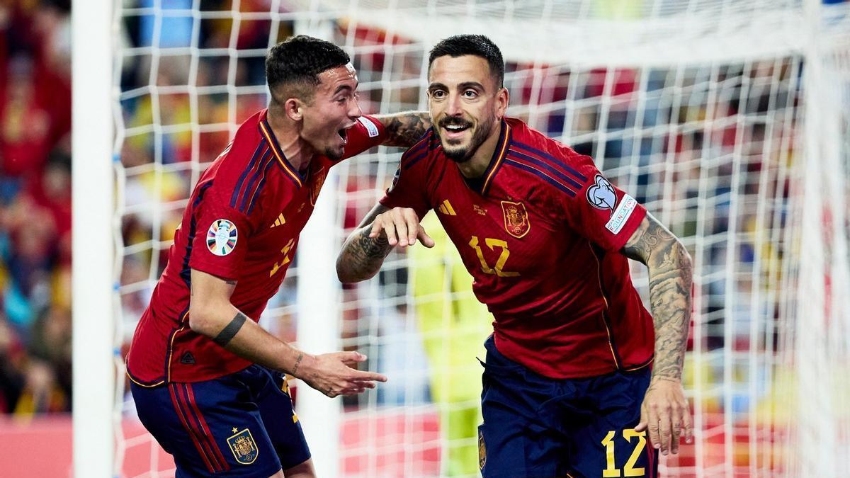 Joselu celebra uno de sus goles con la selección española.