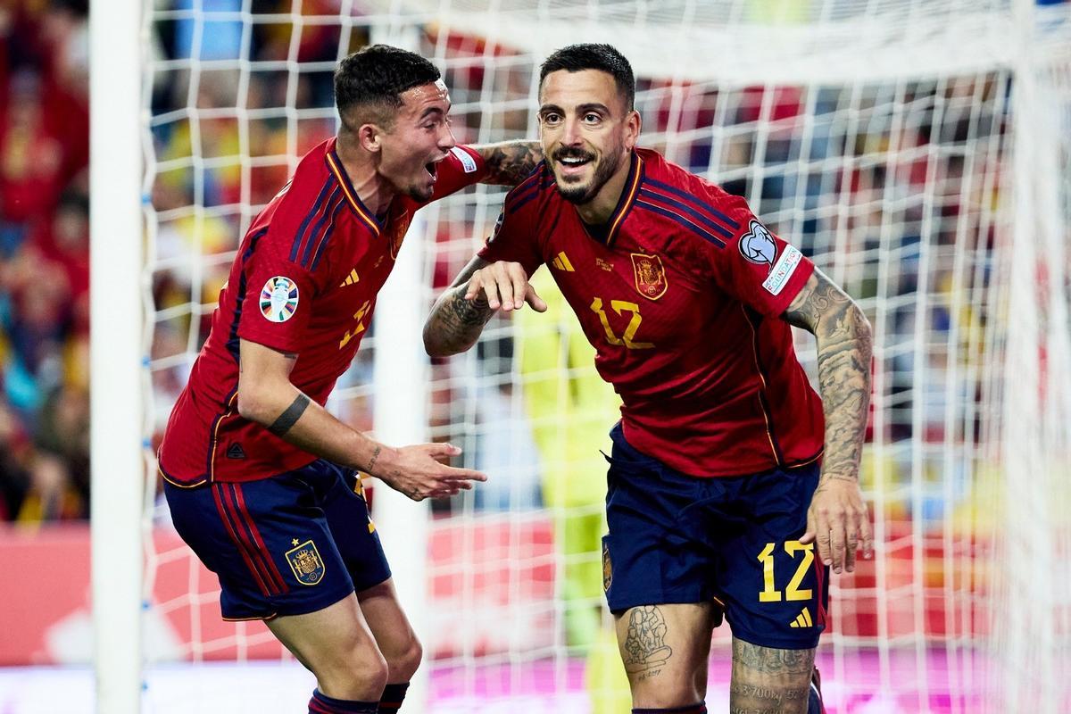 Joselu celebra uno de sus goles con la selección española.