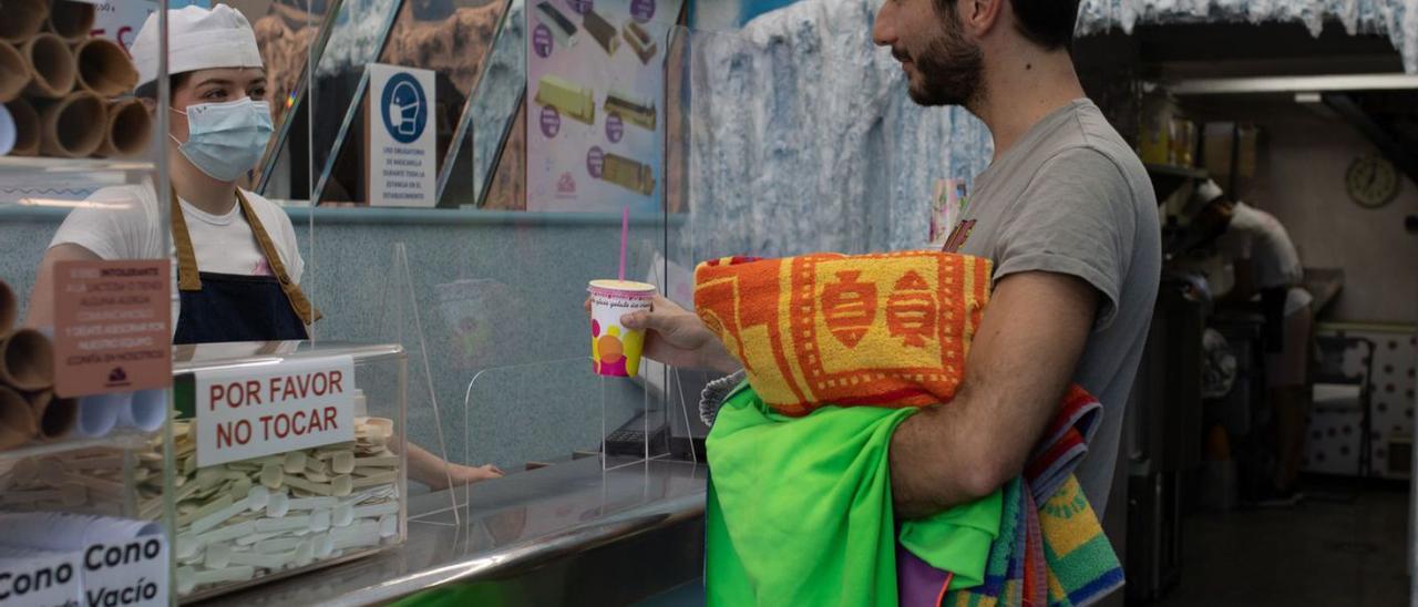 La visita a la heladería, más apetecible en los días más calurosos.