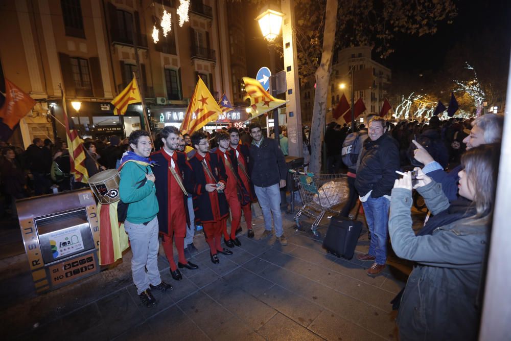 Rund 1.500 Personen sind am Freitagabend (30.12.) auf Mallorca auf die Straße gegangen, um politische Eigenständigkeit für die "Països Catalans", also die katalanischsprachigen Landesteile Katalonien und Balearen, innerhalb Spaniens zu fordern.