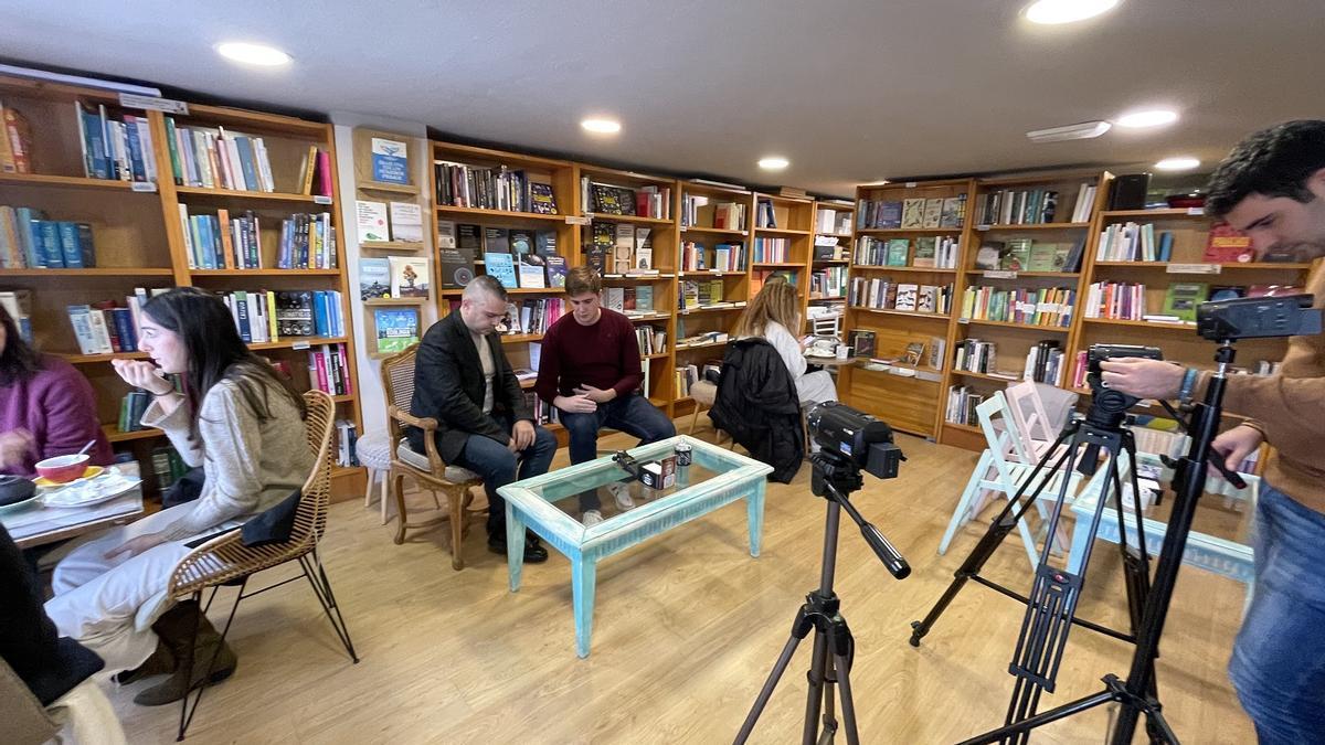 l episodio 1 del podcast ‘Afinando’, grabado en una librería de Teatinos con José Javier Moreno.