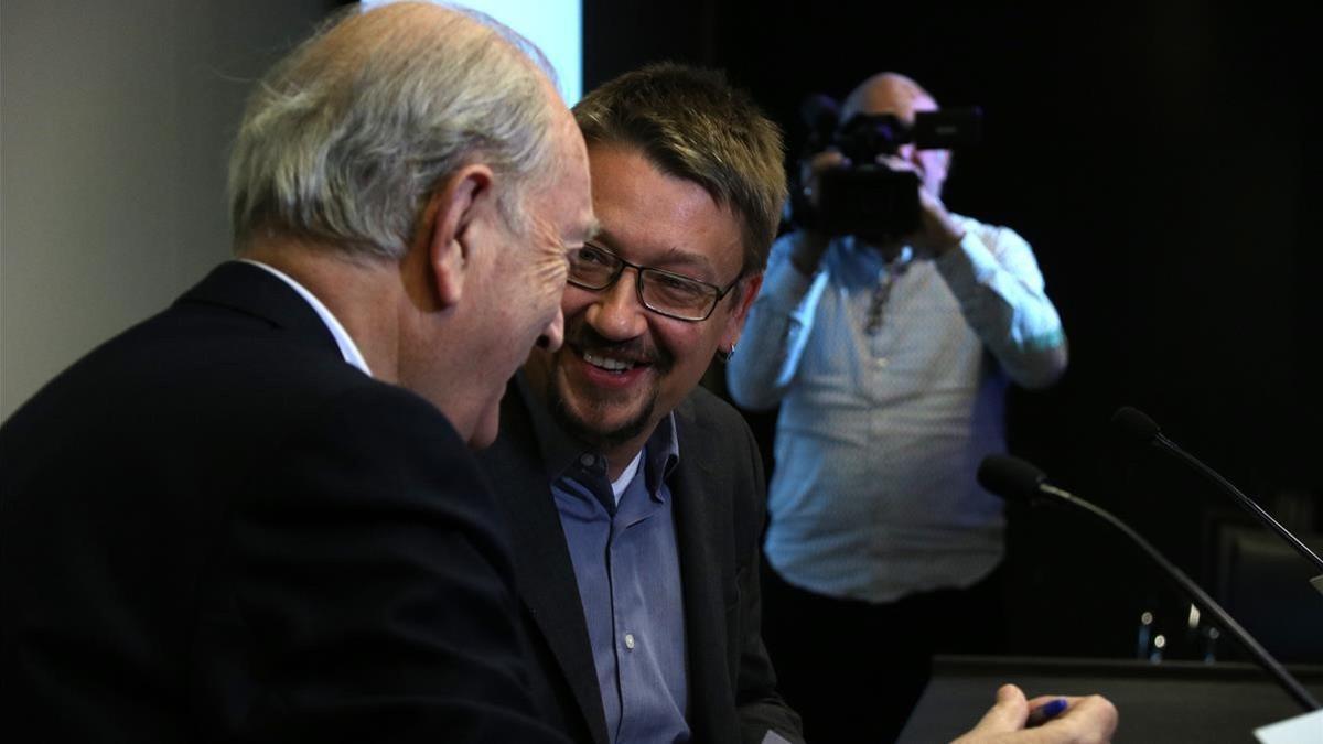 Xavier Domènech conversa con el presidente del Cercle d'Economia, Juan José Brugera.