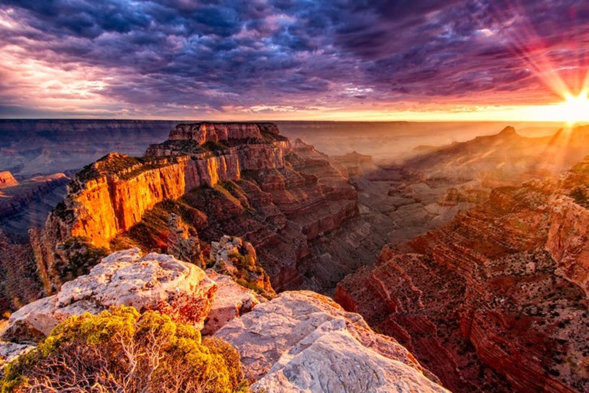 El Gran Cañón del Colorado está situado dentro del Parque Nacional del Gran Cañón, que fue declarado Patrimonio de la Humanidad en el año 1979 por la UNESCO. Se encuentra en Arizona, Estados Unidos.