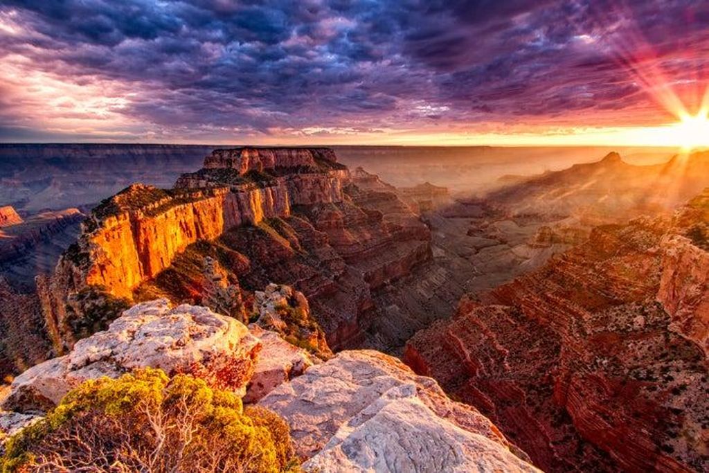 El Gran Cañón del Colorado está situado dentro del Parque Nacional del Gran Cañón, que fue declarado Patrimonio de la Humanidad en el año 1979 por la UNESCO. Se encuentra en Arizona, Estados Unidos.