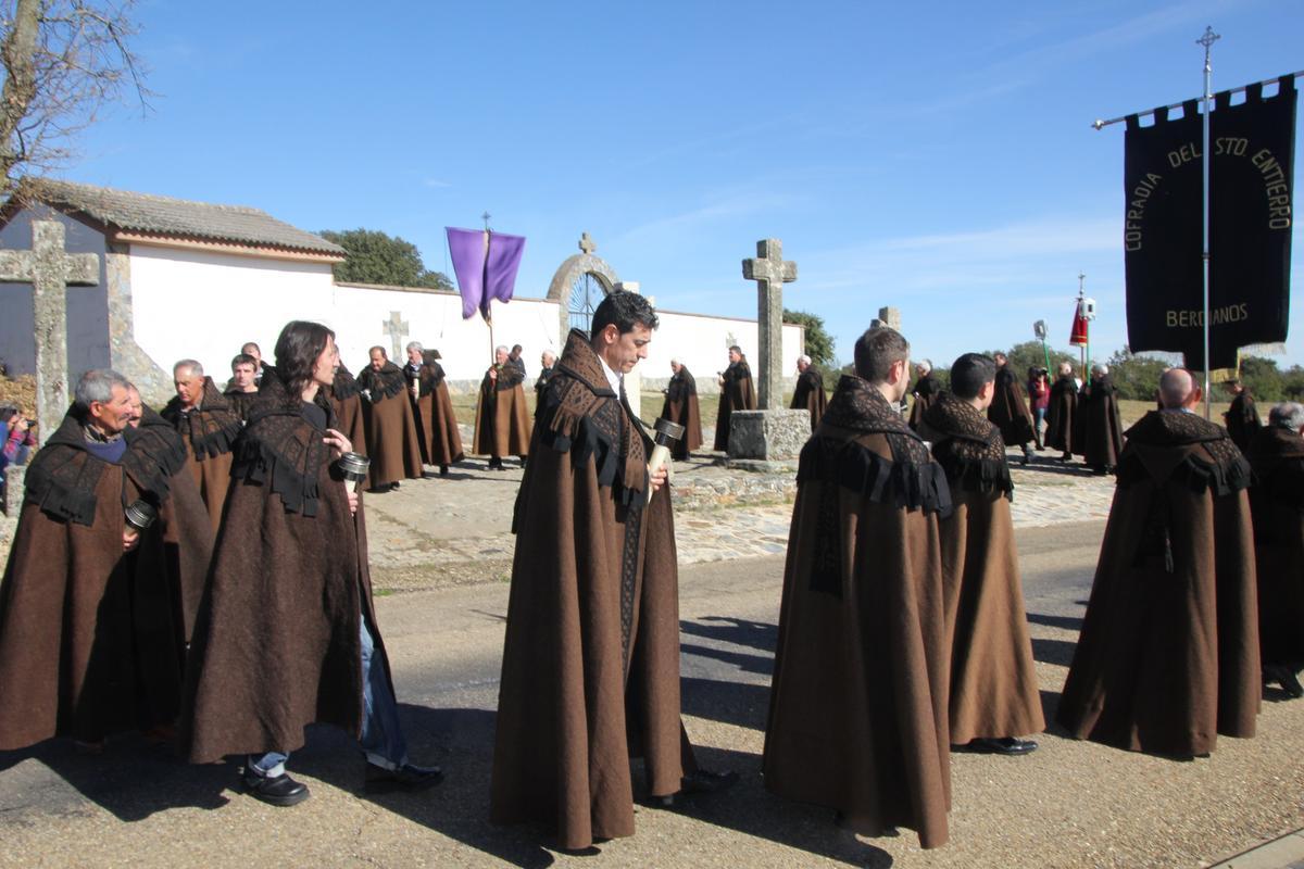 Los cofrades visten las capas pardas en la procesión de Jueves Santo.