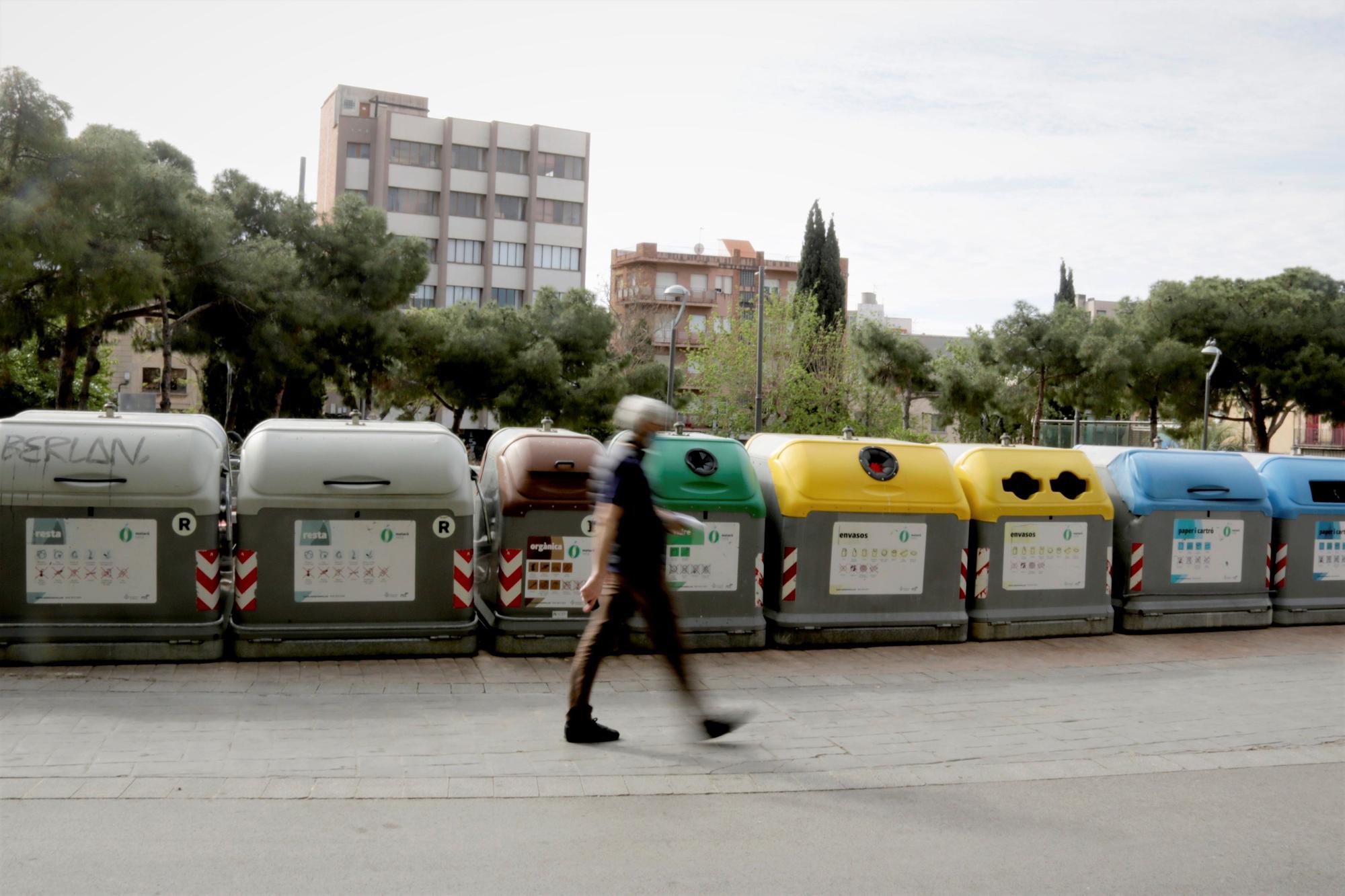 Un área de contenedores en superficie en el centro de Mataró.