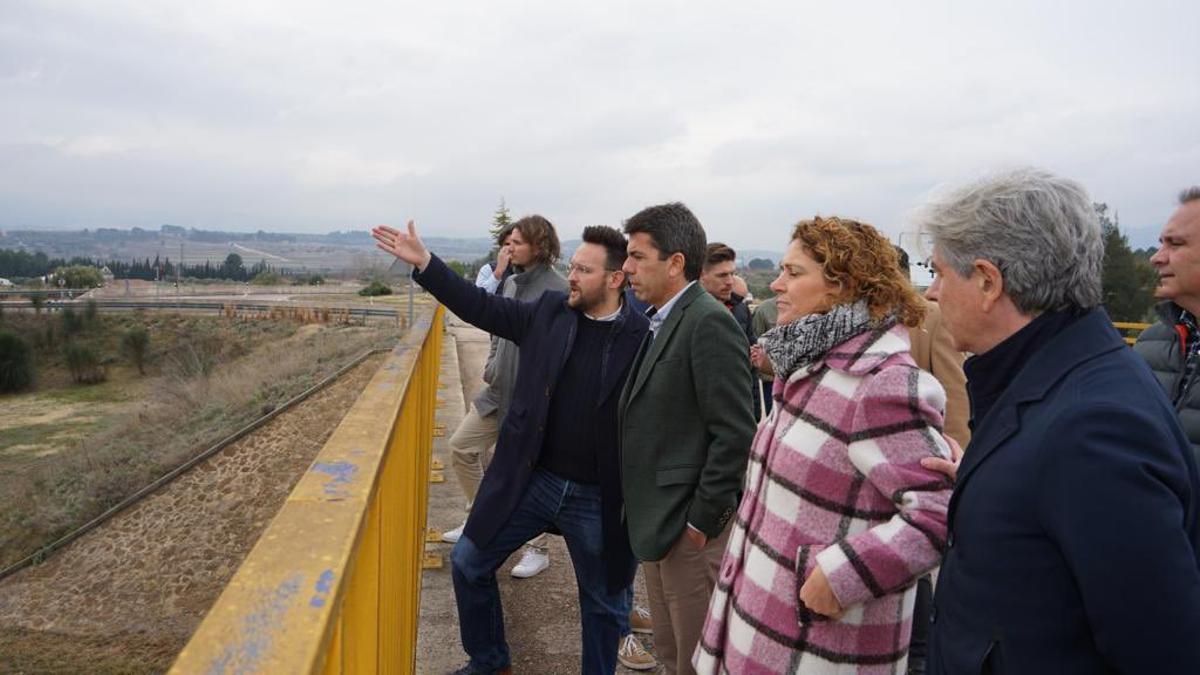 Carlos Mazón, junto al alcalde de l'Olleria, Ramón Vidal, en la visita a la localidad de la Vall d'Albaida.