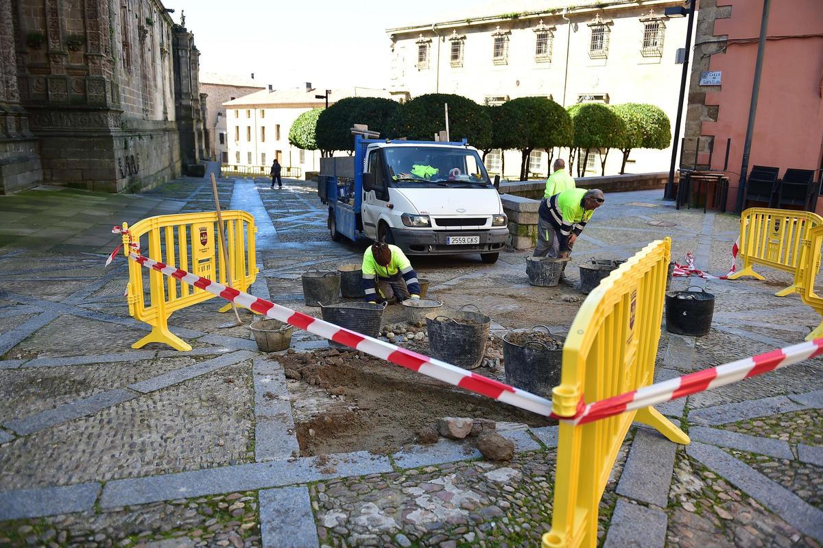 La brigada de obras de Plasencia arregla el pavimento roto en la plaza de la Catedral.