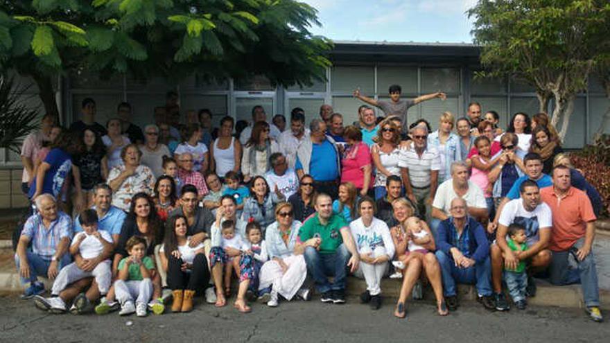 Imagen de la familia al completo durante la conmemoración de la matriarca.