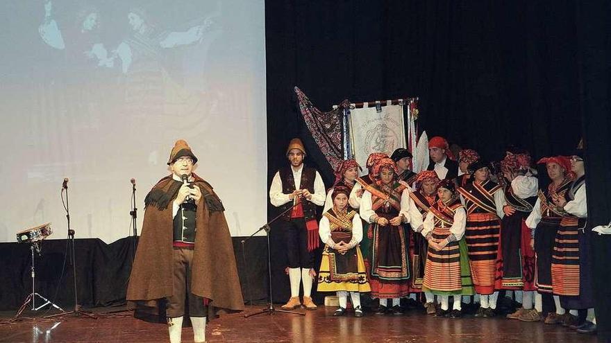 Andrés Castaño, ataviado con la capa parda, presenta al grupo alistano en Becerril de la Sierra.