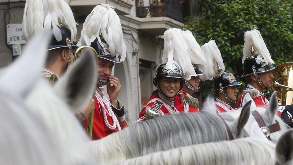 Miembros de la banda de música de la Guardia Urbana, en una procesión de la Mercè.