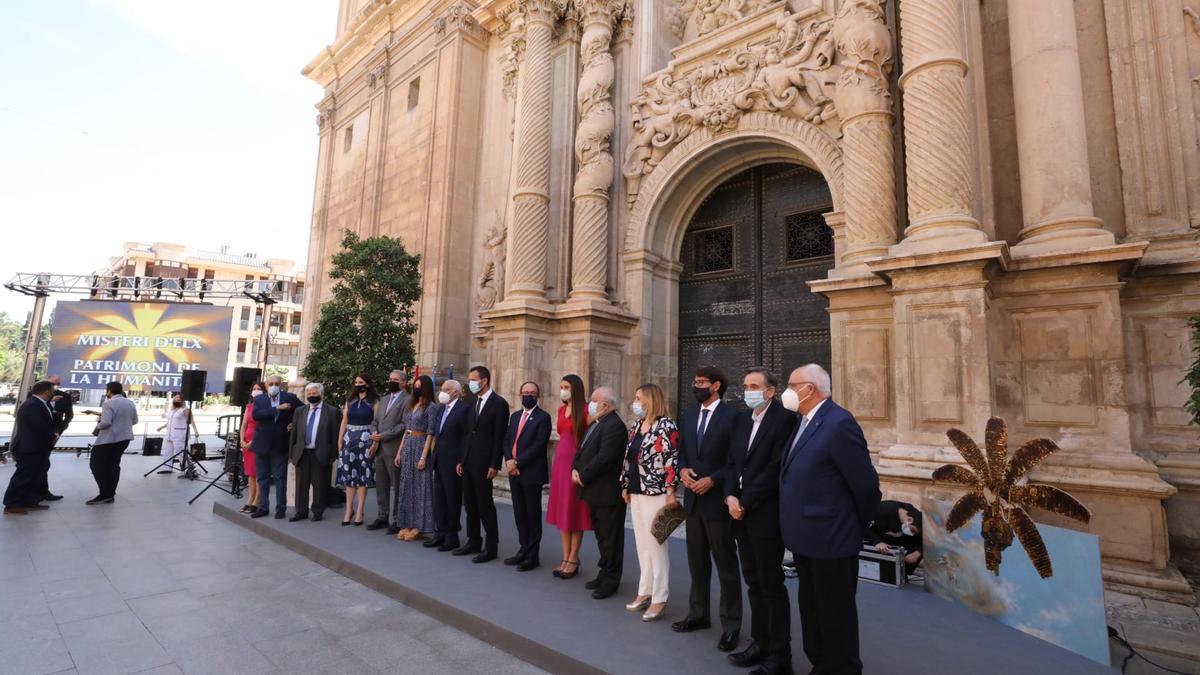 Foto de familia a las puertas de la basílica de Santa María para conmemorar el XX Aniversario de la Declaración por la UNESCO