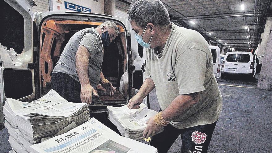 Los furgones sirven de almacén momentáneo para los miles de ejemplares que se van a distribuir durante la noche.