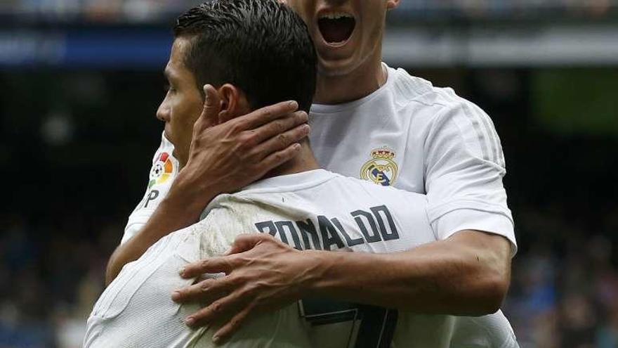 Lucas abraza a Cristiano tras un gol del portugués el domingo.
