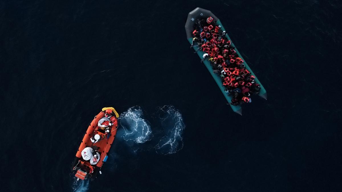 Rescate en el Mediterráneo de una lancha neumática con 95 personas a bordo