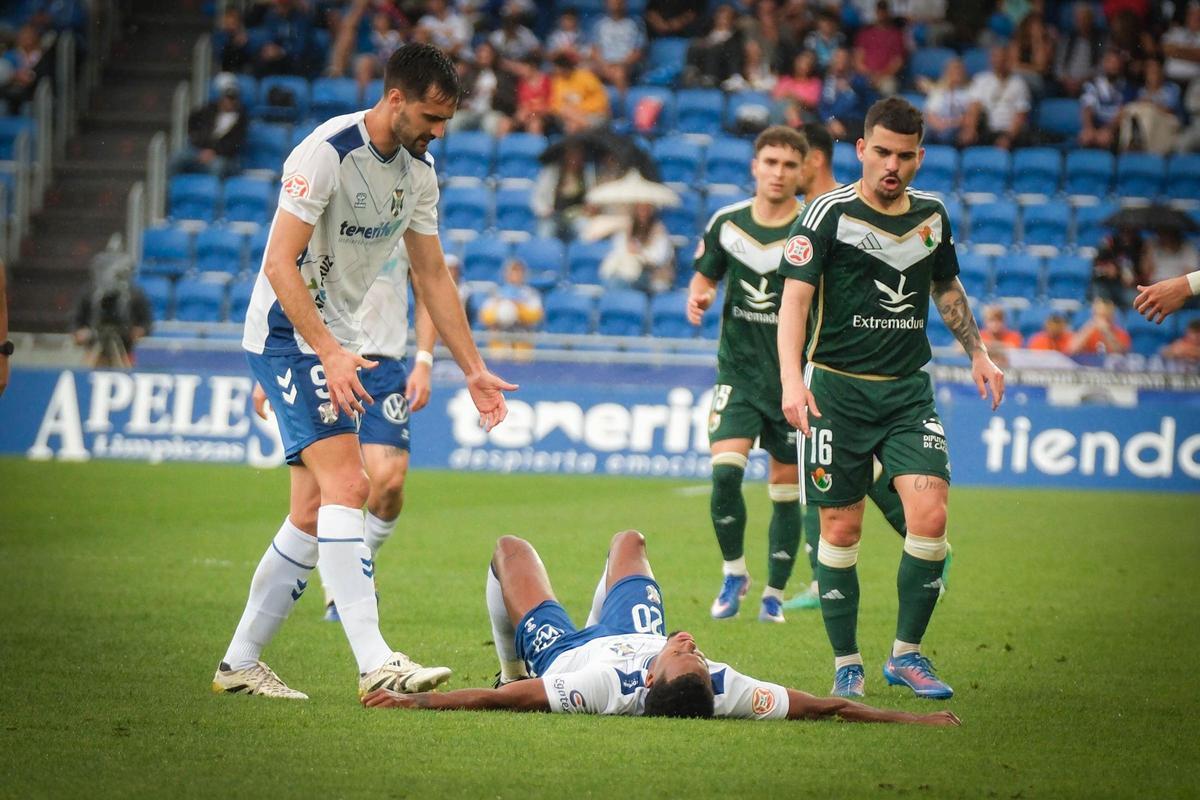 Alassan Gutiérrez, en el césped del estadio después de sufrir la lesión.