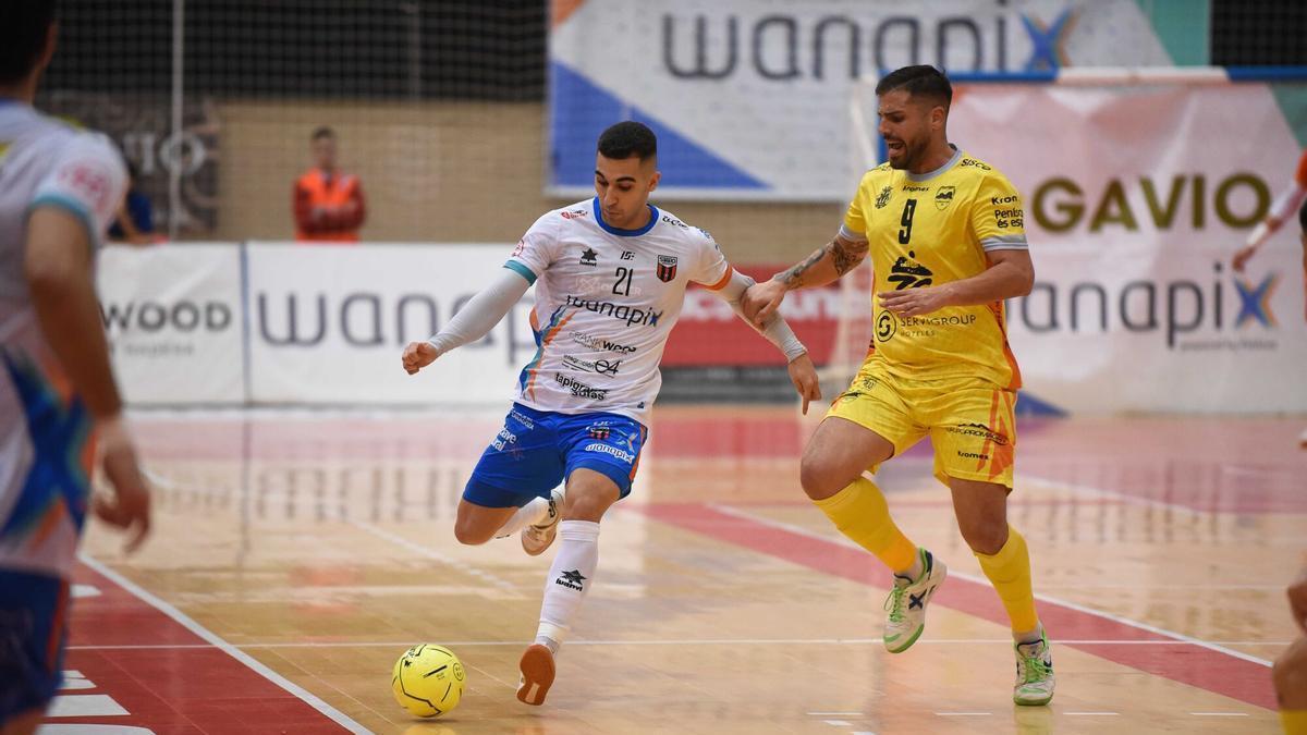 Nacho Gómez es presionado por el exjugador del Wanapix Juanqui en el último encuentro entre los zaragozanos y el Peñíscola disputado en el Siglo XXI.