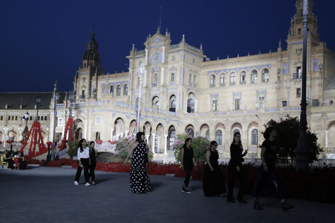 Dior desfila en Sevilla con artesanía valenciana