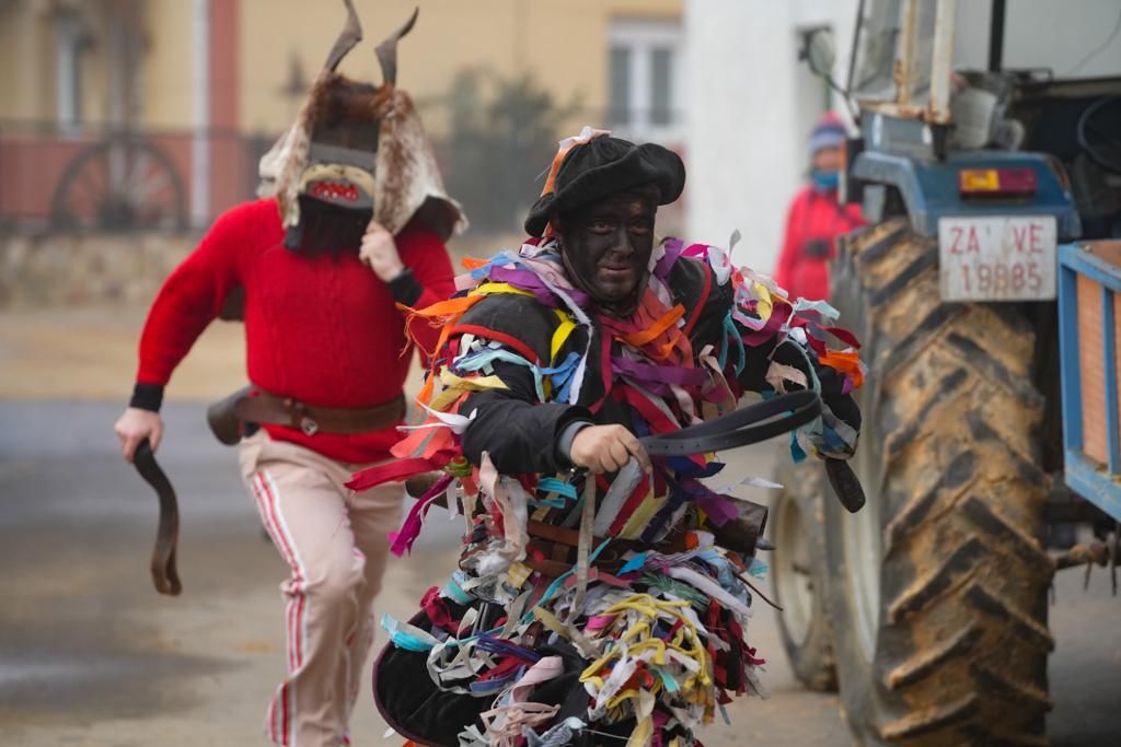 GALERÍA | La Filandorra de Ferreras: ni el tiempo ni la niebla detienen la mascarada