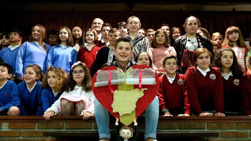 Iker Vázquez sujeta su creación, ayer, en Oviedo, delante de los finalistas del concurso.