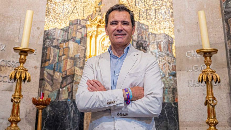 Carlos Borrás, junto a la imagen del Cristo en la concatedral de Vigo.