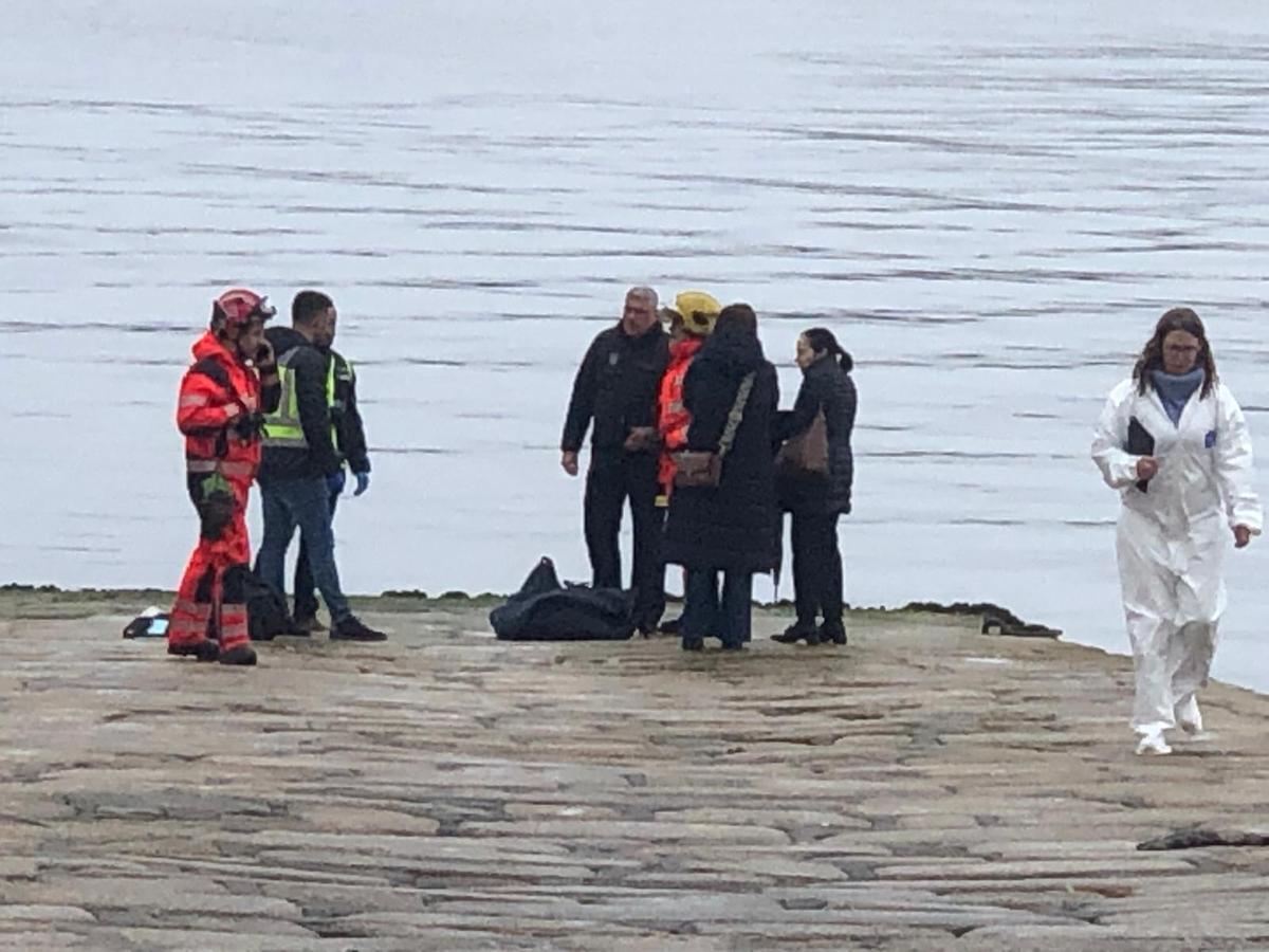 Encuentran de madrugada el cadáver de una persona en el puerto de Ribeira
