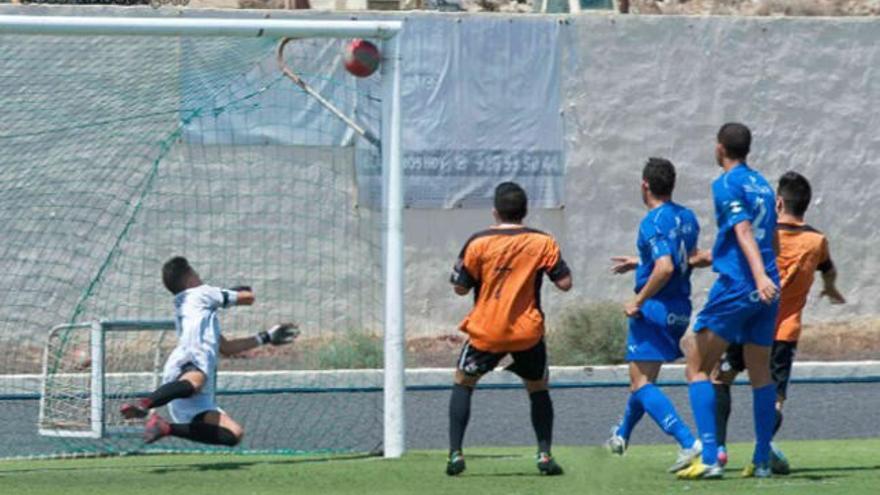 Uno de los goles del Corralejo sobre la meta de Marcial. | altantomajorero.com