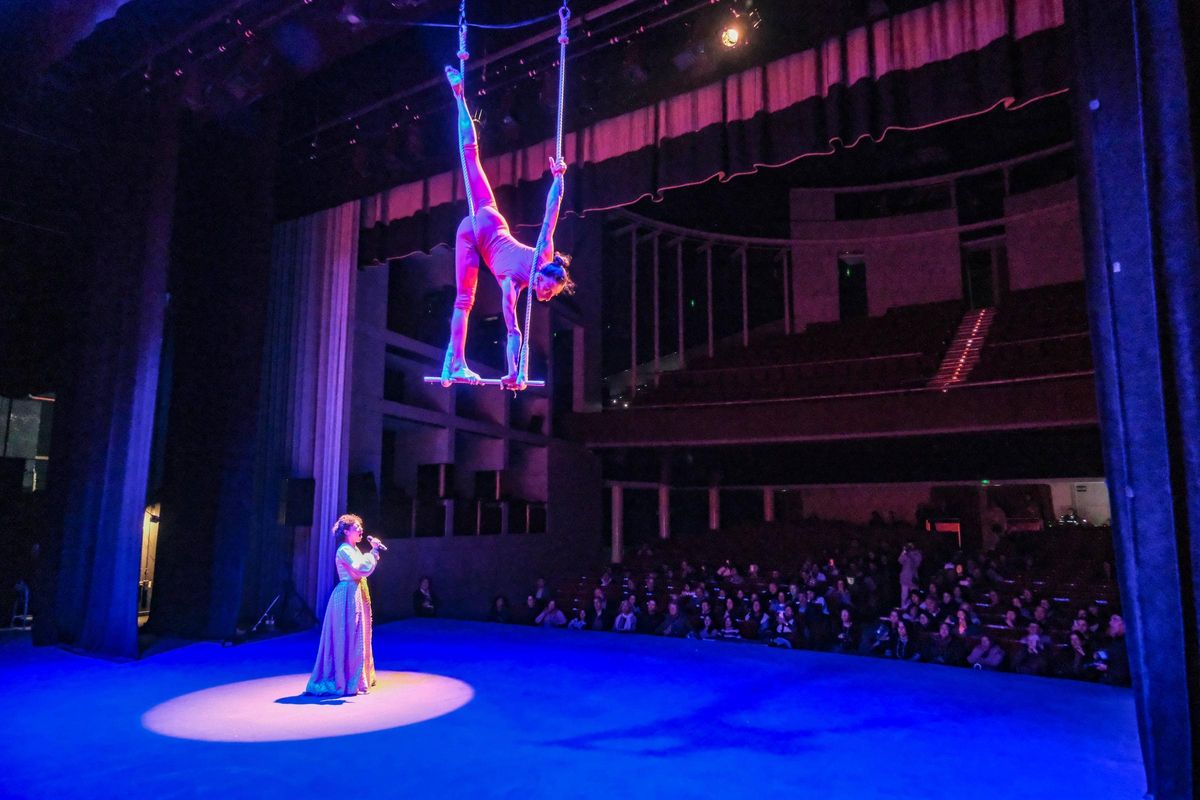 Actuacion de contorsionismo acompañada de una cover lírica de 'Creep' de Radiohead en el Teatro López de Ayala.