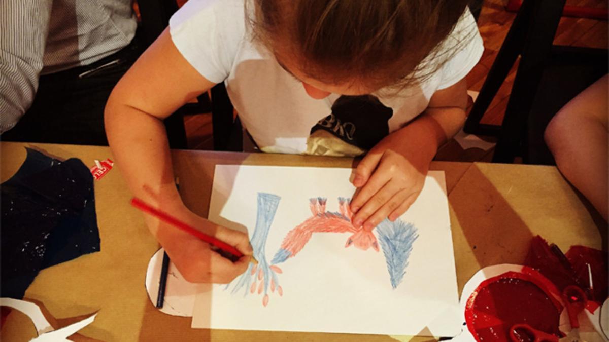 Actividades de la Fundació Miró para niños. Niña dibujando