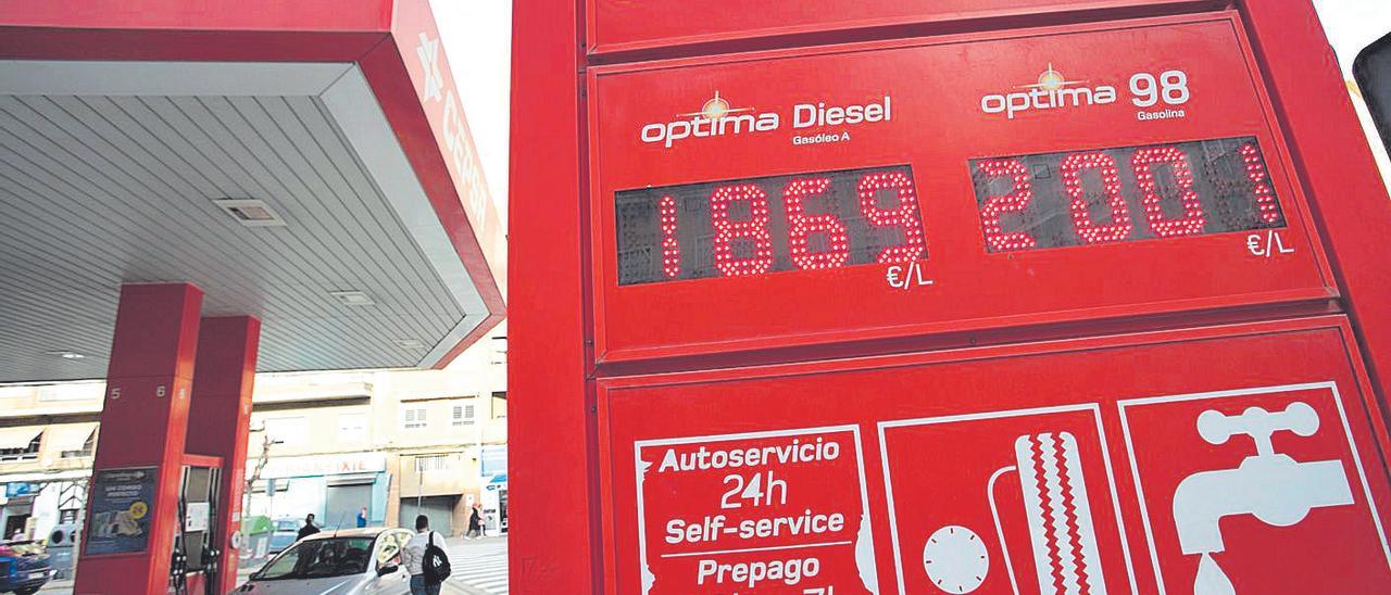 La gasolina alcanza los 2 euros