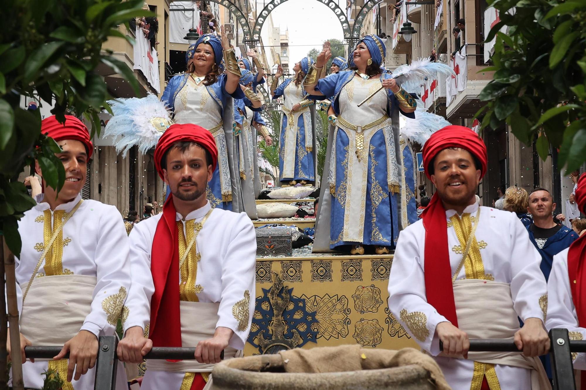 La mujer hace historia en la Entrada Mora de Alcoy