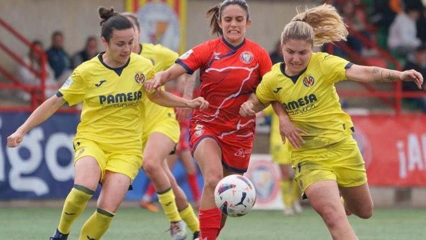 Claudia Iglesias y Lucía Gómez pugnan por un balón con una contraria.