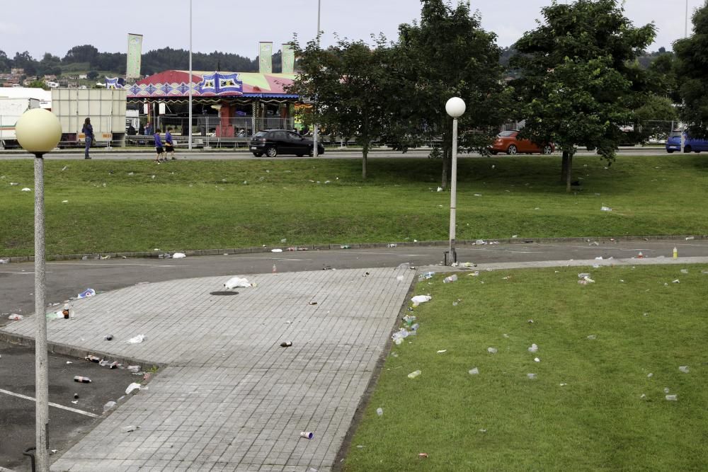 Restos de basura tras un "macrobotellón" en la EPI