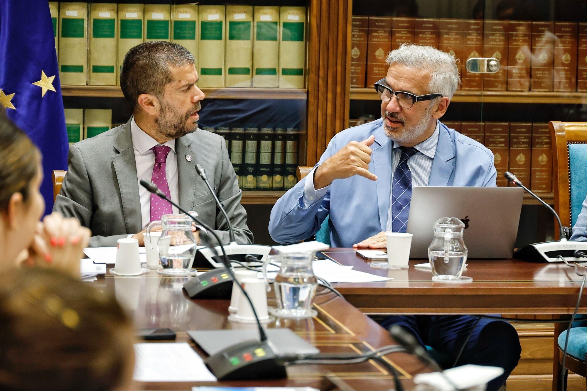 Los rectores canarios comparecen en el Parlamento regional para valorar la ley de ciencia.