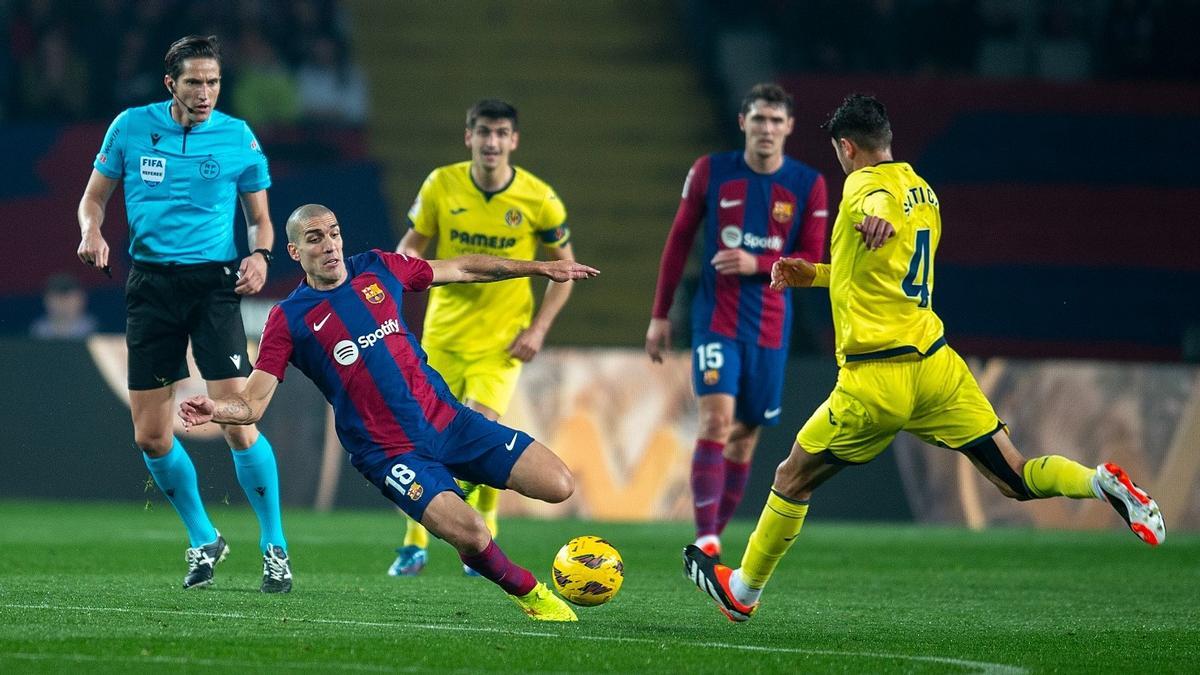 Romeu se lanza a buscar un balón en el centro del campo.