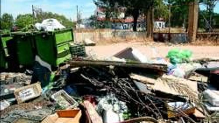 Quejas vecinales por la basura que se acumula junto a la ermita de Bótoa