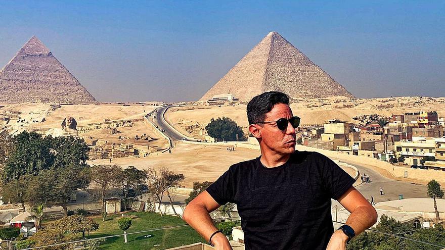 El tinerfeño César Sar, el pasado mes de enero en Egipto con las Pirámides al fondo.