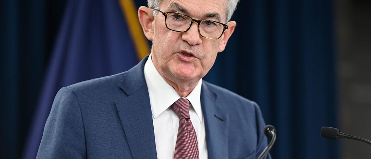 La Reserva Federal de EEUU mantiene los tipos de interés y aplaza un posible recorte en espera de una menor inflación