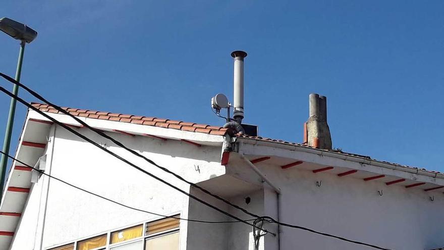 La casa de Bustiello con una antena disimulada en el tejado, según el testimonio del Colectivo Ecologista.