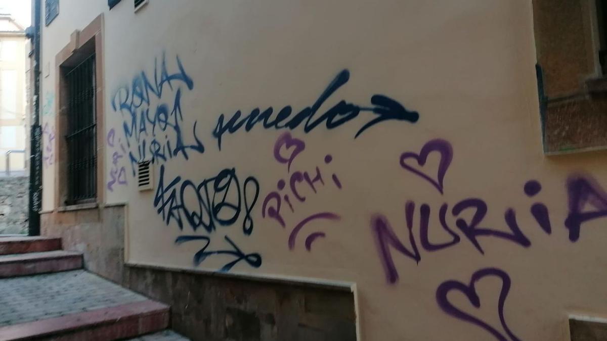 Vuelven las pintadas vandálicas al Antiguo pese a las medidas en contra | LNE