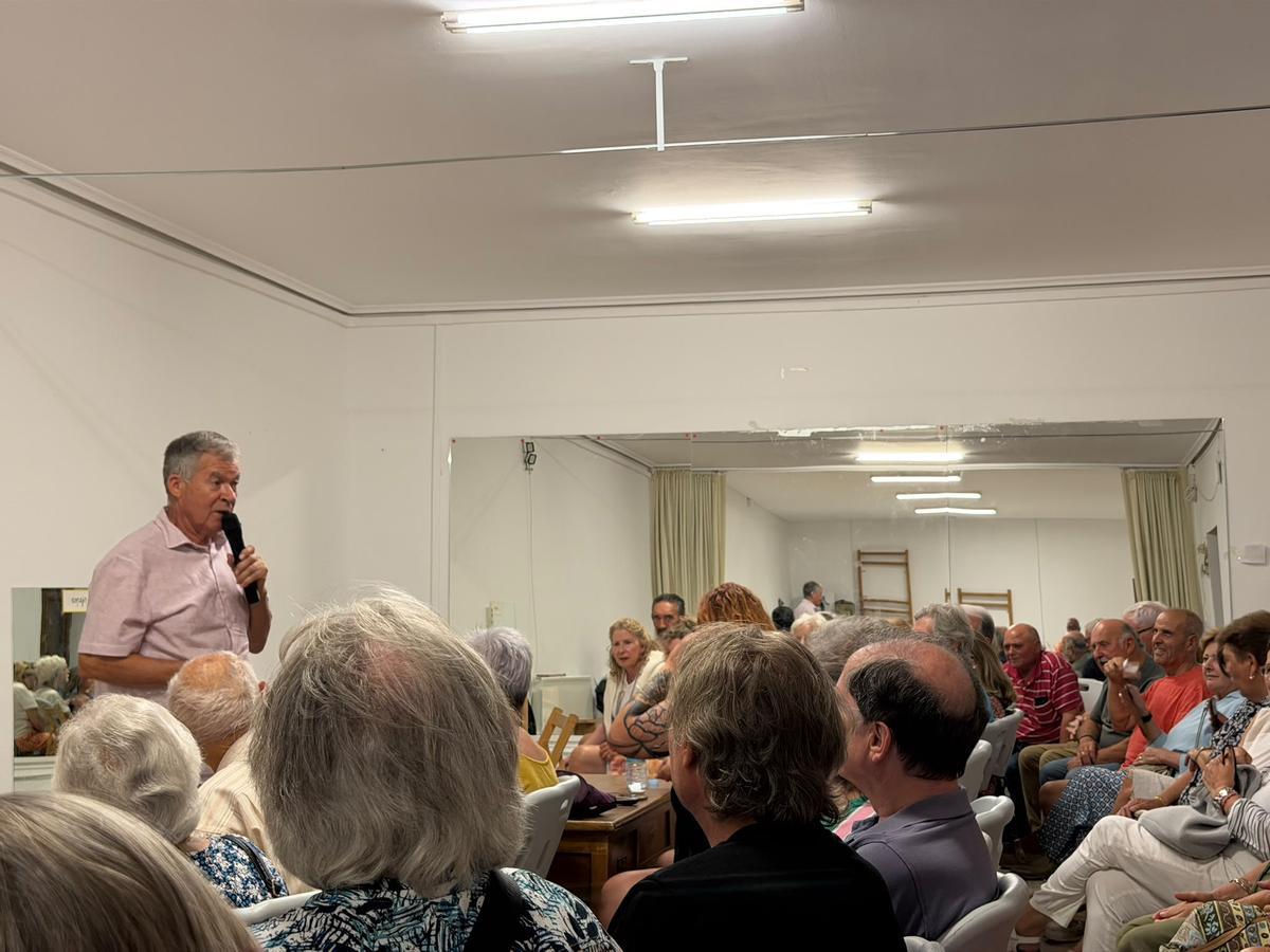 Constantino Blanco durante la charla en Pobladura del Valle.